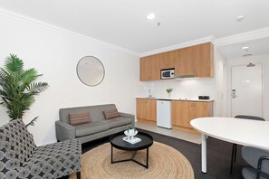 The room boasts a considerable footprint of 43 m².