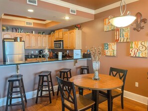 Kitchen Bar & Dining Table 