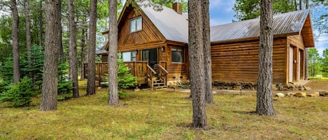 Picture driving up to this home surrounded by trees, ready to start your next great vacation!