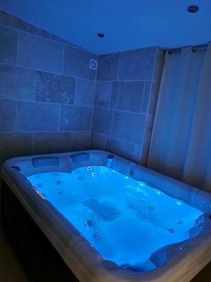 Indoor spa tub