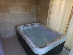 Indoor spa tub