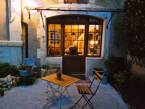 Maison Chinsa by night