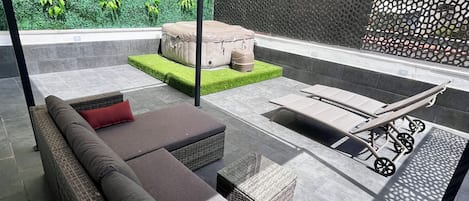 Terrazza solarium con area relax e piscina idromassaggio.