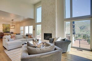 Living Room | Free WiFi | Smart TV | Duplex Unit