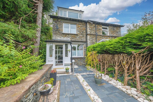 Sunny brae windermere cottage front 1 - Copy