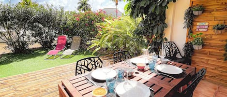 La terrasse, ombragée à partir de midi pour prendre vos repas à l'ombre.