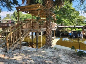 Up to 25' boat. Water is 2-4' year round. Picnic table on upper deck.