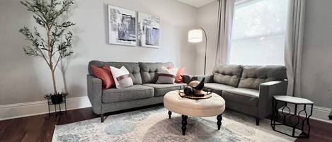 Large comfy living room with Roku TV/Netflix/Hulu