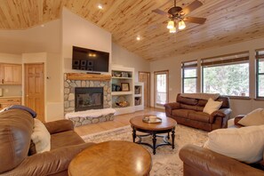 Living Room | Smart TV | Gas Fireplace