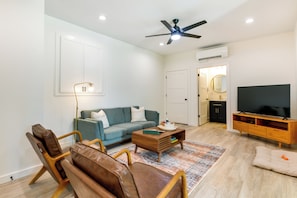 Living Room | Smart TV | Board Games