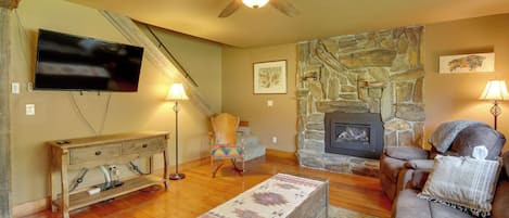 Lead Vacation Rental | 3BR | 2BA | 1,327 Sq Ft | 2 Steps Required for Entry