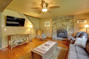 Living Room | 1st Floor | Fireplace | Smart TV | Free WiFi