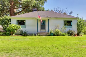 Cottage Exterior | Large Backyard | Near Leaburg Canal & McKenzie River