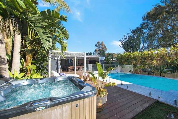 Outdoor spa tub