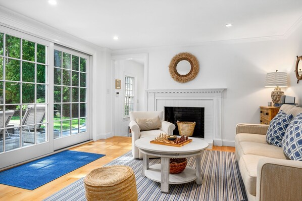 Sitting area off of entry