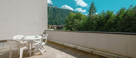 Große sonnige Terrasse