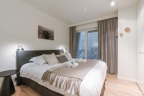 First bedroom with ensuite bathroom (We provide prepared beds with high-quality bed linen)