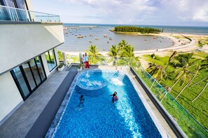Pool med vattenfall