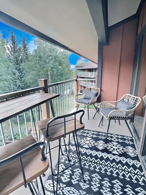 Scenic Patio Retreat: Indulge in alfresco dining while soaking in the breathtaking vistas of Breckenridge Ski Resort 🍽️🏔️