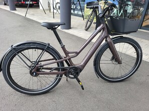 2 neue e-bikes von Specialized (1xM + 1xL) gehören zum Haus, neu im Sommer 2024