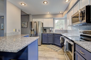 kitchen, white on top, blue on bottom, granite countertops