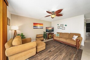 Living area with lanai access