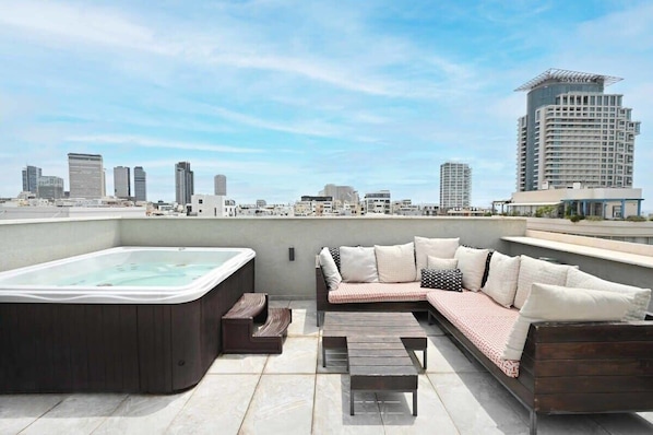 Outdoor spa tub