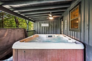 Ridgecrest Retreat's bubbling hot tub