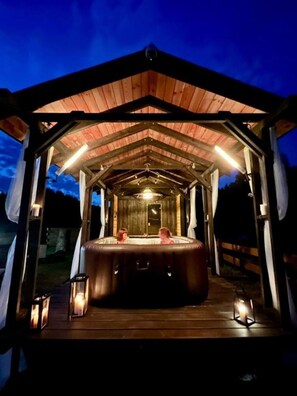Outdoor spa tub