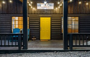 Because who doesn't love an inviting yellow front door?