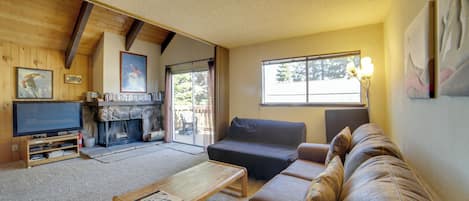 Mammoth Lakes Vacation Rental | 1BR | 2BA | 800 Sq Ft | Stairs Required