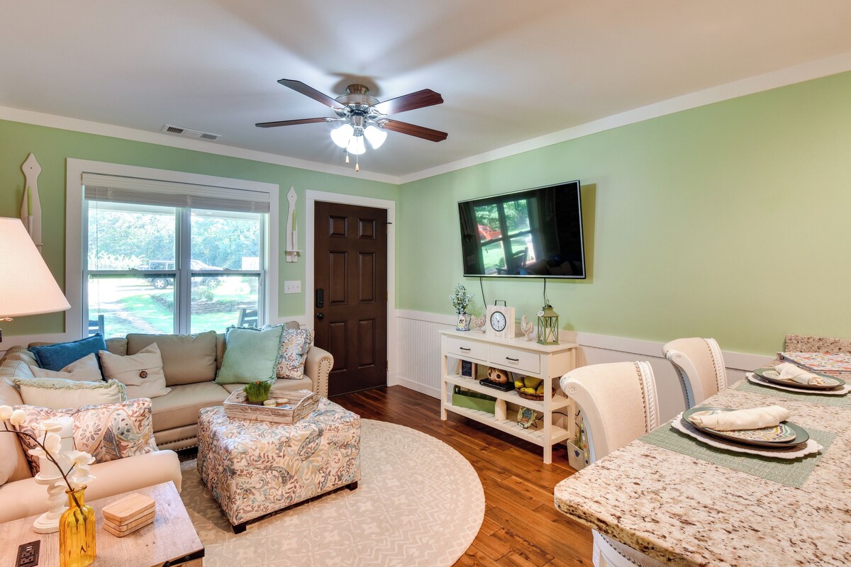 Charming Duplex: 12 Mi to UGA & Sanford Stadium!