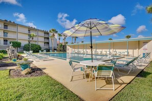 Community Amenities | Private Beach Access | Tennis Court | Grill | Elevator