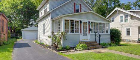 Willoughby Vacation Rental | 2BR | 1BA | 1,208 Sq Ft | Stairs Required