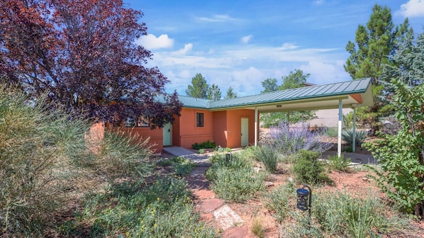 Immerse yourself in nature's embrace at Arrowleaf House! This newly remodeled 2 BR 2 BA home boasts a stunning garden and a variety of amenities to enhance your stay.