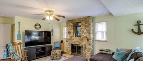 Bronston Vacation Rental | 2BR | 2BA | 1,248 Sq Ft | Stairs Required
