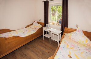 Ferienwohnung Eichhagen, 75 qm, 2 Schlafzimmer, Terrasse, max. 4 Personen + 1 Kind im Kinderbett-Eichhagen Kinderzimmer