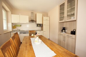 Ferienwohnung Eichhagen, 75 qm, 2 Schlafzimmer, Terrasse, max. 4 Personen + 1 Kind im Kinderbett-Eichhagen Küche