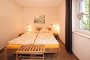 Ferienwohnung Eichhagen, 75 qm, 2 Schlafzimmer, Terrasse, max. 4 Personen + 1 Kind im Kinderbett-Eichhagen Elternschlafzimmer