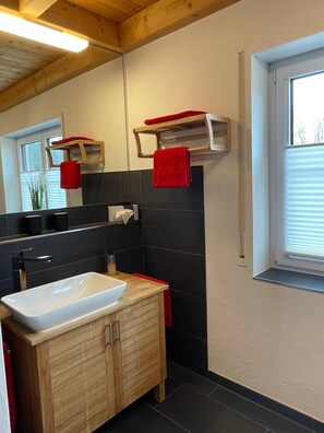 Ferienloft, 100 qm, 2 Schlafzimmer, 1 offenes Schlafzimmer, Balkon und Terrasse, max. 6 Personen-Bad