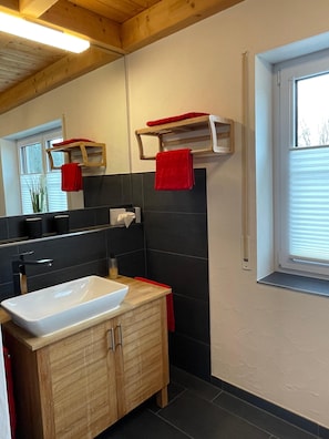 Ferienloft, 100 qm, 2 Schlafzimmer, 1 offenes Schlafzimmer, Balkon und Terrasse, max. 6 Personen-Bad