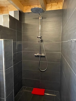Ferienloft, 100 qm, 2 Schlafzimmer, 1 offenes Schlafzimmer, Balkon und Terrasse, max. 6 Personen-Bad