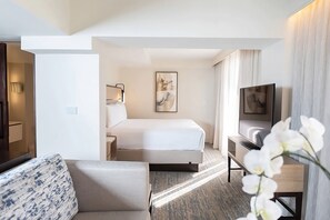 Unit with 1 King size bed. Exact unit will be assigned upon arrival. Views, colors and decor may vary.