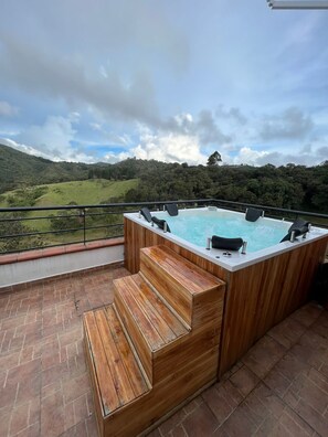 Outdoor spa tub