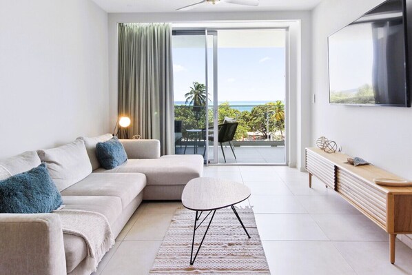 In this elegant environment, take a seat on the plush sofa for a relaxed movie night. The open concept design living area allows you to marvel at the ocean from all its areas.