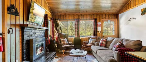 Welcome Hygee Frosk! As you step inside, you'll immediately fall in love with the well-designed layout of the cabin. It offers the perfect blend of comfort and stye, creating a cozy and inviting atmosphere.