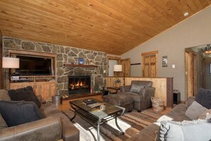 StayWinterPark 701B Quail living room fireplace and TV