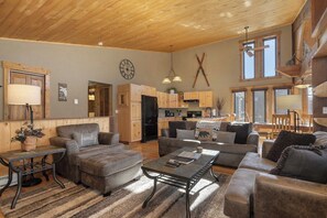 StayWinterPark 701B Quail open floor plan