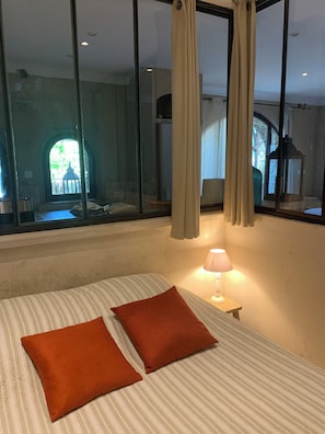 Chambre indépendante lit double 140