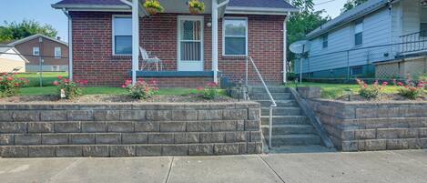 North Tazewell Vacation Rental | 1BR | 1BA | 684 Sq Ft | Stairs Required